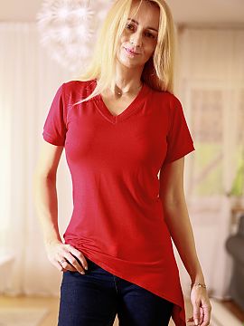 Blouse Mirale  Classic short-sleeved blouse with a V-neckline and an extended side seam. The Aria model is made of slightly elastic, breathable viscose ava