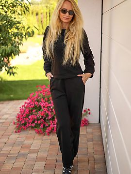 Set Mirale  The Maio tracksuit set is characterized by a classic sporty cut, which ensures comfort during wearing. The cotton sweatshirt fabric enriched