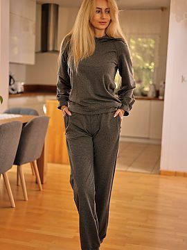 Set Mirale  Comfortable cotton Brav set made of sweatshirt fabric enriched with elastane is an ideal choice for women who appreciate comfort and sporty 