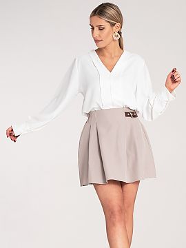 Short skirt Figl  Stylish mini skirt with a light, flared cut, made of elegant material. Model with an elastic waistband and a side strap with a buckle.