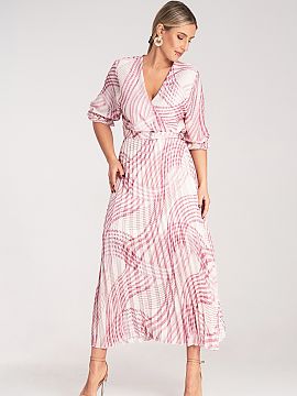 Daydress Figl  Satin maxi dress with a leopard print. Wrap neckline, long sleeves with elastic cuffs. Model with pleated bottom and elastic waistband.