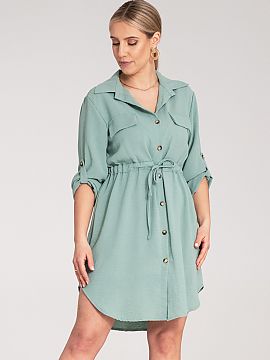 Daydress Figl  Shirt dress buttoned up with a classic collar and two chest pockets. Adjustable sleeves with the option to roll up. Waist tie emphasizing th