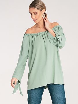 Blouse Figl  Shirt in the style of a Spanish woman with decorative lacing on the sleeves. Model with a wide, pleated neckline. Possibility of wearing wit
