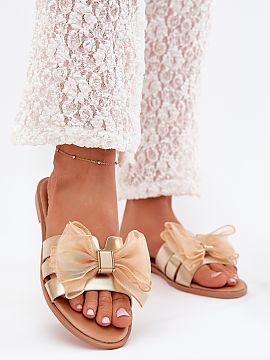 Flip-flops Step in style  Women\'s flip-flops made of eco leather, set on a flat heel, are an excellent proposition for everyday wear. They stand out with a tulle bow