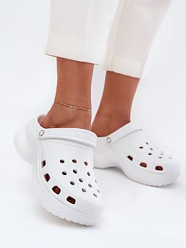 Flip-flops Step in style  Women\'s flip-flops from the Big Star brand made of lightweight foam material are a combination of comfort and stylish look. Set on a massiv