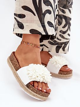 Flip-flops Step in style  Women\'s sandals perfect for hot days, set on a cork platform with a braid, combine comfort with summer style. At the front on the strap the
