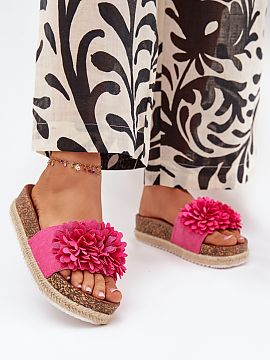 Flip-flops Step in style  Women\'s sandals perfect for hot days, set on a cork platform with a braid, combine comfort with a summer style. In front on the strap there