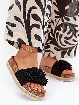 Flip-flops Step in style  Women\'s sandals perfect for hot days, set on a cork platform with braiding, combining comfort with summer style. At the front on the strap 