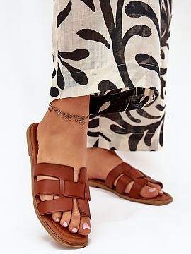 Flip-flops Step in style  Women\'s faux leather sandals, set on a flat heel, are characterized by a simple yet elegant look. Perfect for everyday stylizations, they c