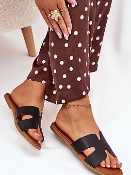 Flip-flops Step in style  Women\'s faux leather sandals, set on a flat heel, are a combination of simplicity and elegance. The strap with cut-outs adds a subtle chara