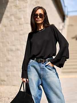 Bluzka Roco Fashion  Model Camila is a perfect combination of comfort and elegance. The blouse made of lightweight viscose ensures pleasant wearing and naturally