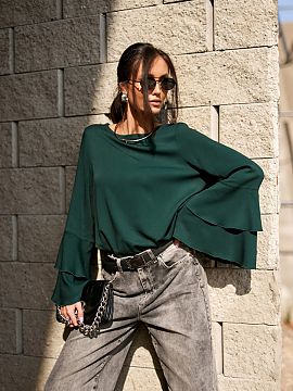 Bluzka Roco Fashion  Model Camila is the perfect combination of comfort and elegance. The blouse made of lightweight viscose ensures a pleasant wearing experienc