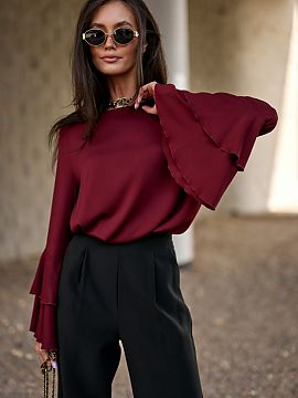 Bluzka Roco Fashion  Model Camila is the perfect combination of comfort and elegance. The blouse made of lightweight viscose ensures wearing pleasure and natural