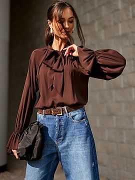 Bluzka Roco Fashion  Model Isabel is a viscose blouse distinguished by an elegant tie under the neck and decorative ruffled cuffs. The light, breathable fabric c