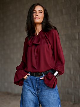 Bluzka Roco Fashion  Model Isabel is a blouse made of viscose, distinguished by an elegant tie under the neck and decorative ruffled cuffs. The light, breathable