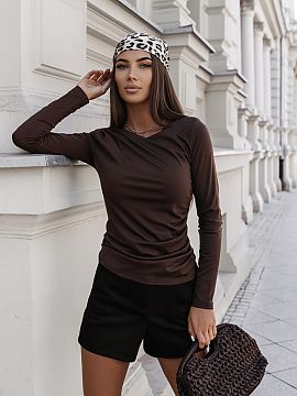Bluzka LaBalancia  Discover our elegant MONNA blouse in brown, a perfect choice for women who value fashion and comfort. This blouse is designed for everyday u