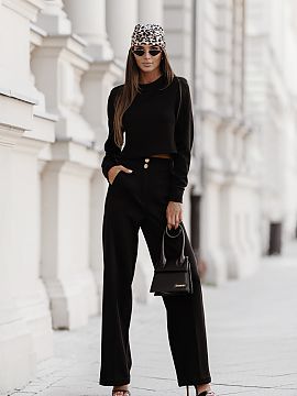 Complete LaBalancia  Discover elegance and comfort with the CARMEN black sets. This unique set consists of a blouse and trousers that perfectly combine comfort a