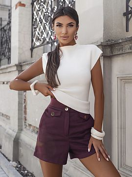 sweter LaBalancia  Introducing the TIRRA sweater in a cream color, a perfect choice for any woman who values elegance and comfort. This stylish sweater is the 