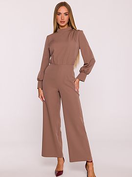 Suit Moe  Stylish jumpsuit made of smooth fabric with a matte finish is a proposal that combines modern character with timeless elegance. The one-piec