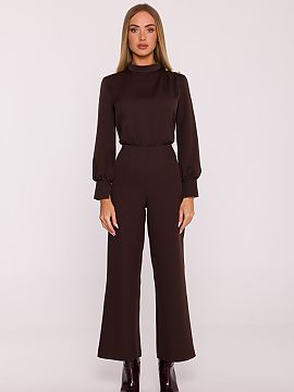 Suit Moe  Stylish jumpsuit made of smooth fabric with a matte finish is a proposal that combines modern character with timeless elegance. The one-piec
