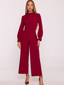 Suit Moe  Stylish jumpsuit made of smooth fabric with a matte finish is a proposal that combines modern character with timeless elegance. The one-piec