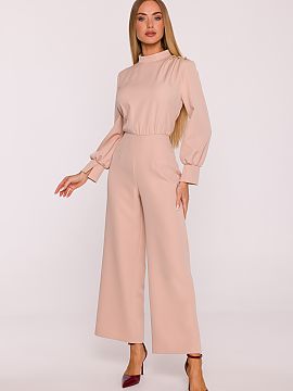 Suit Moe  Stylish jumpsuit made of smooth fabric with a matte finish is a proposal that combines modern character with timeless elegance. The one-piec