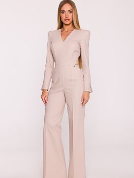 Suit Moe  An elegant jumpsuit made of denim-imitating fabric is a unique proposition that combines modern style with classic form. The slightly stiff,