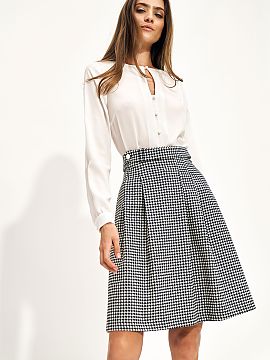 Skirt Nife  An expandable skirt is one of the most popular styles that never goes out of fashion. It goes well with both shirts and t-shirts. A model wi