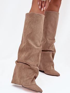 Heel boots Step in style  Women\'s boots with rolled up shaft are a real must-have for the upcoming autumn-winter season! Slip-on and set on a stable pillar heel, the