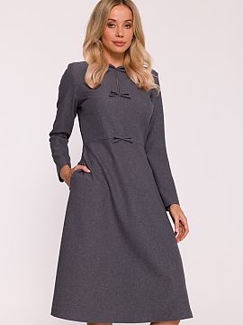 Daydress Stylove  Dress in a trapeze silhouette, made of smooth fabric with a subtle melange structure. The semi-circular neckline has been embellished with a