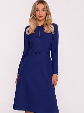 Daydress Stylove  Dress in a trapeze cut, made of smooth fabric with a subtle melange structure. The semi-circular neckline has been embellished with a delica