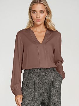 Blouse Nife  Classic women\'s blouse with a regular cut, made of light and breathable viscose. The model has a V-neck with a wide pleat, which visually s