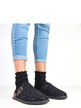 Slippers Solea  Comfortable women\'s slippers made of soft fabric, with a practical round toe and a comfortable platform height of 3.5 cm, which gently lift