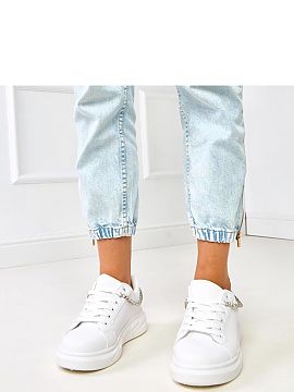 Sport Shoes Solea  Stylish low-cut sports shoes that combine comfort and trendy design. Made of high-quality synthetic leather, with a classic round toe and la