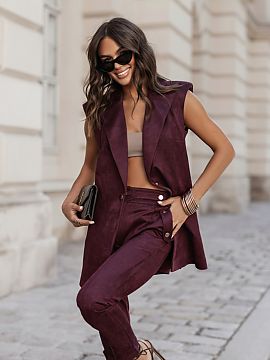Vest LaBalancia  Introducing the RUBY vest in a burgundy shade, an elegant piece that will complement any outfit. Made from high-quality materials, it combin