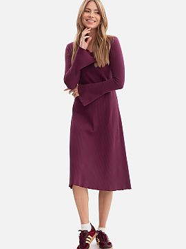Daydress BeWear  Dress made of soft, ribbed fabric with a weight of 250 g, which ensures comfort and a natural fit to the silhouette. A model put on over the