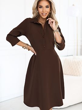 Daydress Numoco  The elegant midi blazer from Numoco in a deep chocolate shade is the perfect choice for work and everyday wear. The classic collar and butto