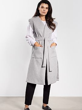 Gilet awama  A long women\'s vest made of soft fleece is a perfect choice for cooler autumn days. The simple, minimalist cut makes it blend well with bot