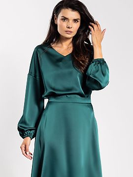Bluzka awama  Elegant satin blouse with a loose cut combines comfort with style. The delicate shine of the fabric makes it look great both in everyday wea
