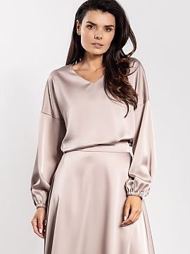 Bluzka awama  Elegant satin blouse with a loose cut combines comfort with style. The delicate sheen of the fabric makes it look great both for everyday we