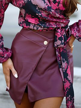 Skorts LaBalancia  We present the ARIA skort in a burgundy shade, which combines elegance and comfort. They are perfect for both everyday wear and more formal 