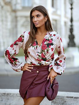 Bluzka LaBalancia  TULLA Vintage Rose blouse is an elegant piece of clothing that combines classic and modern style. Made of high-quality materials, this blous