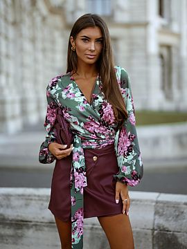 Bluzka LaBalancia  Discover elegance and comfort with the TULLA blouse in Green Blush color. This beautiful blouse stands out with its minimalist yet fashionab