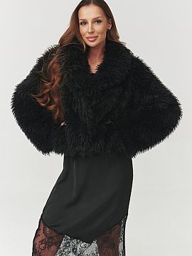 Jacket Makadamia  Your outfits will gain character with our fur women\'s jacket. It stands out with soft, fluffy fur that not only looks beautiful but also pe