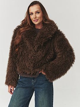 Jacket Makadamia  Your outfits will gain character thanks to our women\'s fur jacket. It stands out with soft, fluffy fur that not only looks beautiful, but a