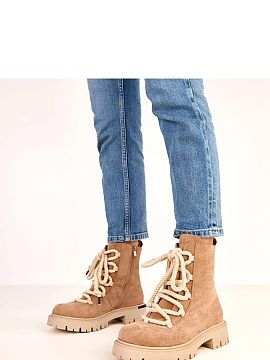 Botki Solea  Stylish ankle boots made of high-quality ecological suede leather that combine a fashionable look with comfortable wear. The model features 
