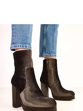 Heeled boots Solea  Elegant ankle boots with a delicate sheen, made of high-quality ecological suede leather. The model enchants with the subtle shine of the ma