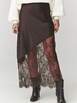 Skirt Makadamia  Focus on a style that combines femininity with a modern character. An asymmetrical skirt with a delicate, lace insert is a model that attrac