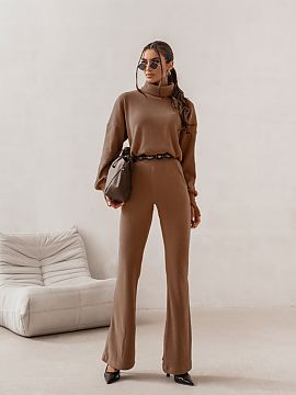 Complete LaBalancia  The dark beige PRIAH set is the perfect solution for women who value both style and comfort. This unique set consists of a blouse and trouse