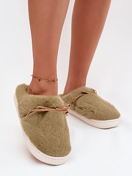 Slippers Step in style  Fur women\'s slippers are the perfect choice for those who appreciate warmth and comfort. The cute bow at the front adds a girlish charm to 